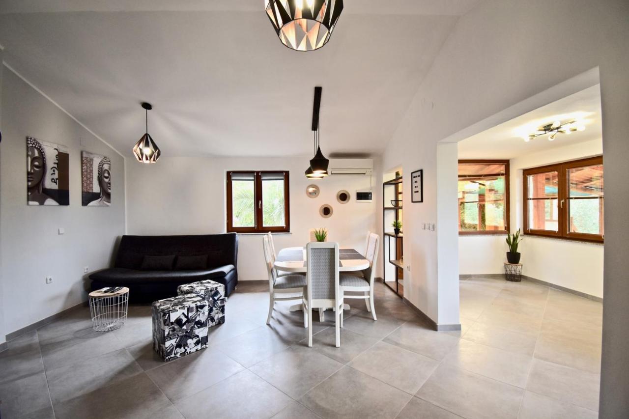 Relaxing Holiday House With Terrace Sea View Medulin Extérieur photo